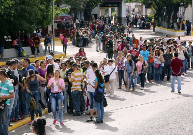 COL01. SAN ANTONIO (VENEZUELA), 13/08/2016.- Venezolanos hacen fila para salir por el puente internacional Simón Bolívar, frontera entre Colombia y Venezuela, hoy sábado 13 de agosto de 2016, en San Antonio (Venezuela). Alrededor de 20.000 ciudadanos de Venezuela ingresaron hoy a Colombia durante las primeras cinco horas en las que permaneció abierta la frontera entre ambos países que llevaba casi un año cerrada, informaron fuentes oficiales. EFE/MAURICIO DUEÑAS CASTAÑEDA