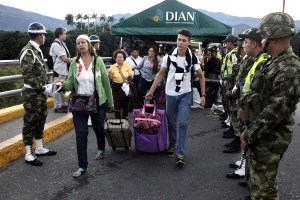 Autoridades colombianas atentas por masivo paso de personas desde Venezuela