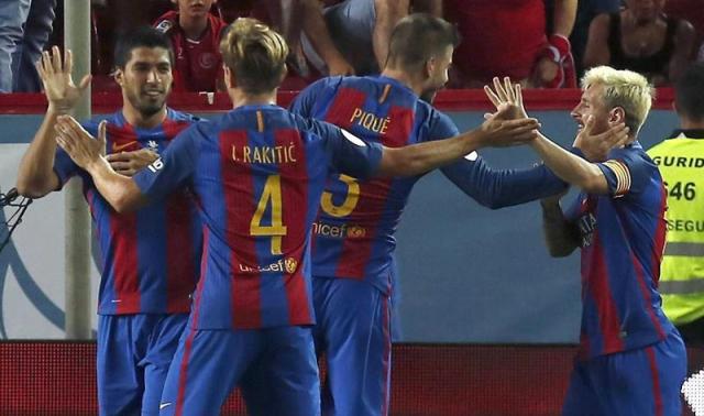 El delantero urugauyo del FC Barcelona Luis Suárez (i) celebra su gol, primero del equipo, con sus compañeros en el estadio Sánchez Pizjuán, en Sevilla. EFE