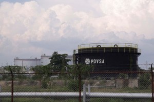 Mercado petrolero espera una aguda caída en producción de Venezuela en 2017