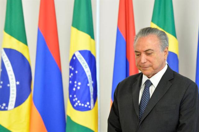 El mandatario interino de Brasil, Michel Temer, tras un encuentro con el presidente de Armenia, Serge Sargsián (fuera de cuadro), en el Palacio de Planalto en Brasilia, sede del Gobierno, el 12 de agosto de 2016. EFE/Cadu Gomes