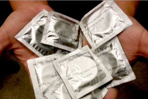 Mujer alemana que agujereó condones para quedar embarazada es declarada culpable de “robar el esperma” de su novio
