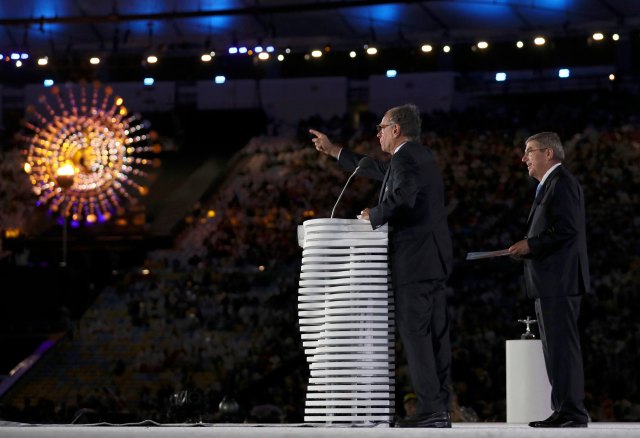 2016 Rio Olympics - Closing ceremony - Maracana - Rio de Janeiro, Brazil - 21/08/2016.   Carlos Arthur Nuzman, president of the Rio 2016 Olympic Organizing Committee, speaks with International Olympic Committee President Thomas Bach on stage during the closing ceremony.   REUTERS/Stefan Wermuth  FOR EDITORIAL USE ONLY. NOT FOR SALE FOR MARKETING OR ADVERTISING CAMPAIGNS.