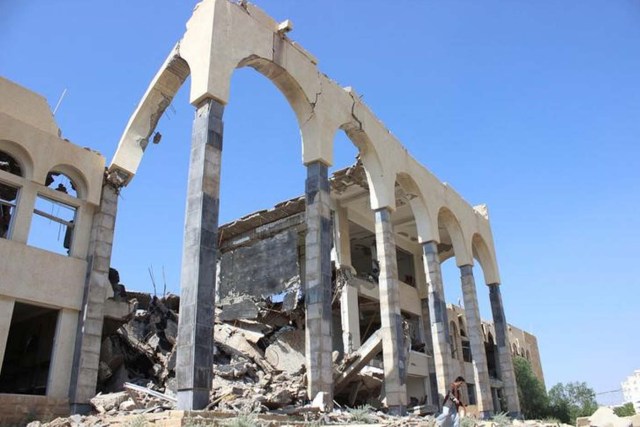 Un hombre camina junto a ruinas de un edificio destruido por un ataque aéreo en Saada, Yemen, el 28 de agosto de 2016. Un atacante suicida provocó la muerte de al menos 54 personas cuando condujo un coche bomba dentro del complejo de una milicia en Adén el lunes, dijo el Ministerio de Salud, en uno de los ataques más mortales reivindicados por Estado Islámico en la ciudad portuaria del sur de Yemen. REUTERS/Naif Rahma