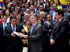Santos convoca oficialmente plebiscito de paz para el 2 de octubre
