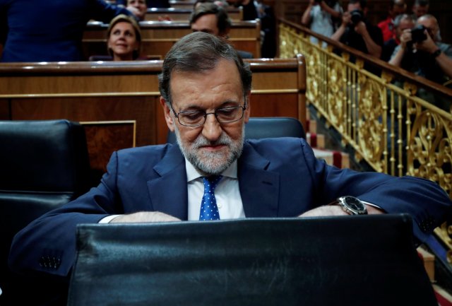 Spain's acting PM and People's Party (PP) leader Mariano Rajoy arrives for an investiture debate at parliament in Madrid, Spain, August 30, 2016.  REUTERS/Juan Medina
