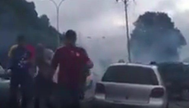 GNB dispersa con bombas lacrimógenas a manifestantes en la Panamericana (Video)