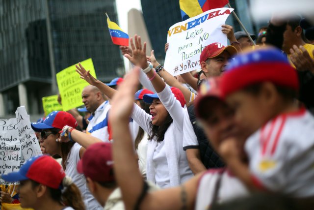 Venezuelans living in Mexico take part in a protest to demand a referendum to remove Venezuela's President Nicolas Maduro at Angel de la Independencia monument in Mexico City