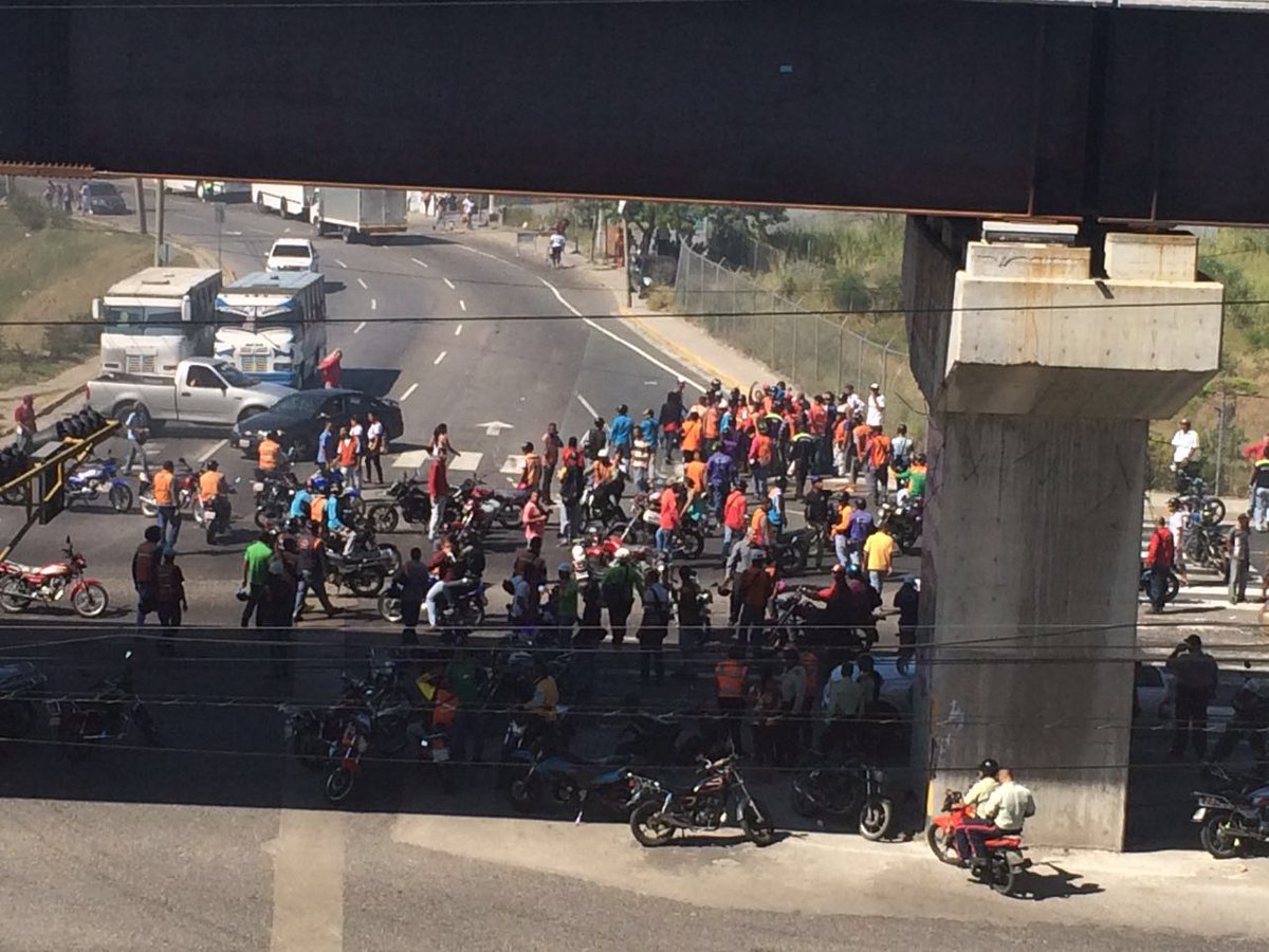 Protesta de motorizados en la intercomunal Guarenas – Guatire por inseguridad #6Sep
