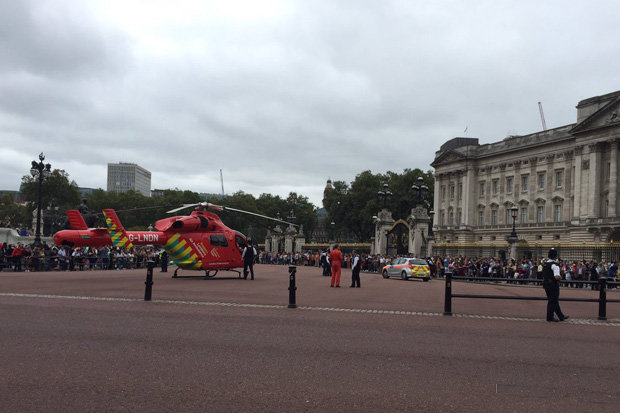 Helicóptero médico aterriza frente al palacio de Buckingham (Video)