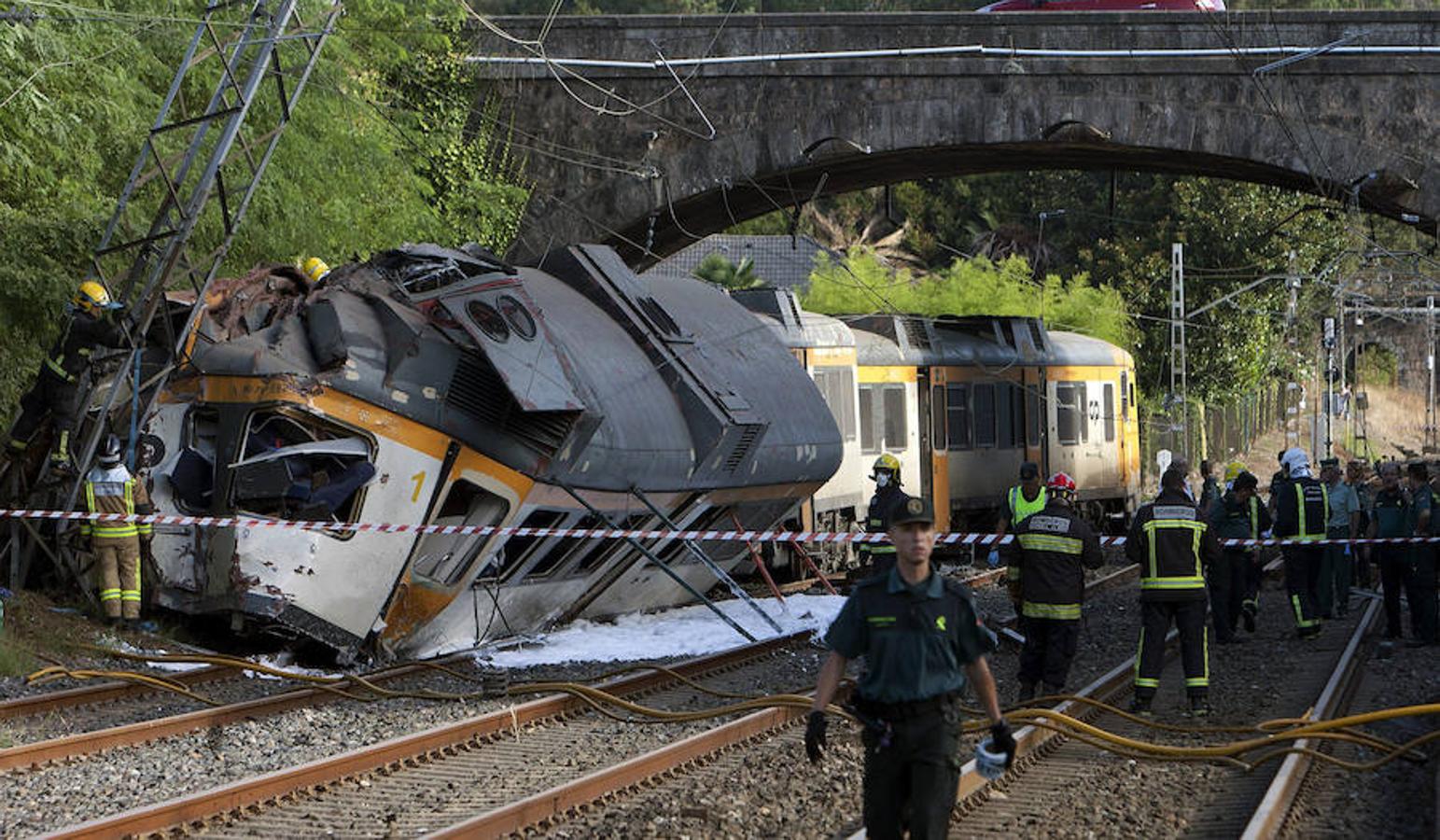 Cuatro muertos al descarrilar un tren portugués en España (fotos)
