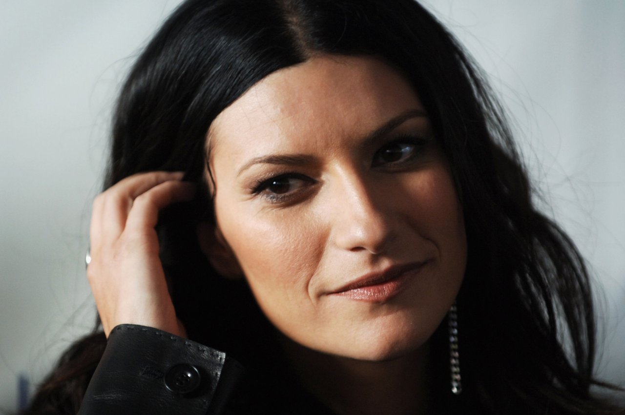 Laura Pausini encendió las redes al criticar homenajes a Maradona