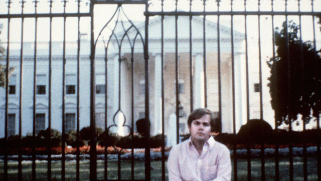 En esta foto de archivo, John Hinckley Jr., posa delante de la Casa Blanca. El 30 de marzo de 1981, atentó contra el presidente Ronald Reagan. (Crédito: AFP/Getty Images/Archivo)
