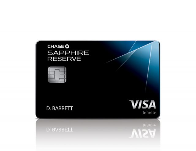 Esta fotografía proporcionada por JPMorgan Chase muestra la nueva tarjeta de crédito del banco, la Chase Sapphire Reserve. Después de sólo dos semanas de estar en el mercado, esta tarjeta de metal se ha convertido en la más deseada. (JPMorgan Chase vía AP)