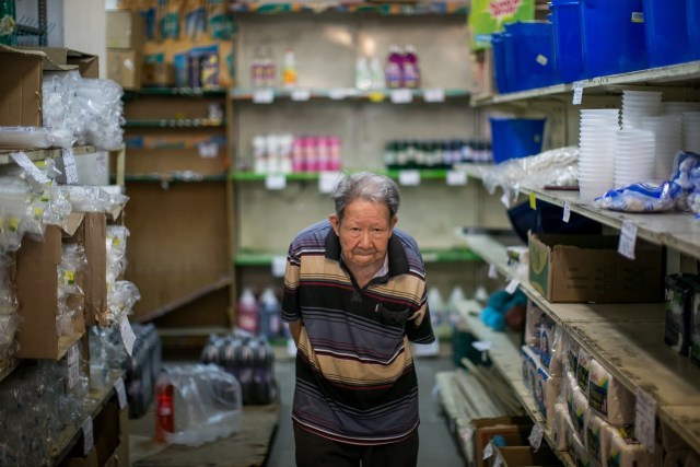 Gustavo Ian Wu, quien administra una tienda en el centro de Caracas, dice que su familia, que vino de China, se ha visto afectada por la crisis económica y las altas tasas de delincuencia. PHOTO: MIGUEL GUTIÉRREZ PARA THE WALL STREET JOURNAL