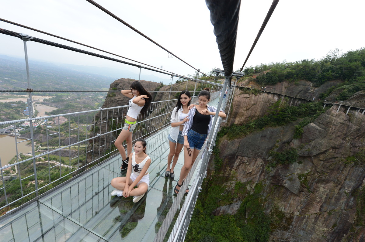 El puente de cristal más largo del mundo cierra a dos semanas de su inauguración