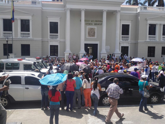 Educadores protestan por sus derechos en la gobernación de Yaracuy