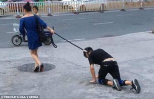 ¿Amor animal? Esta mujer sacó a pasear a su novio amarrado con un perro (Fotos)
