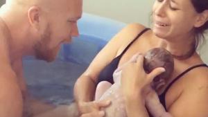 Este fue el parto en el agua “perfecto” que se volvió viral