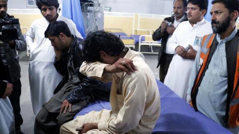 Atentado suicida causa 16 muertos en mezquita de Pakistán