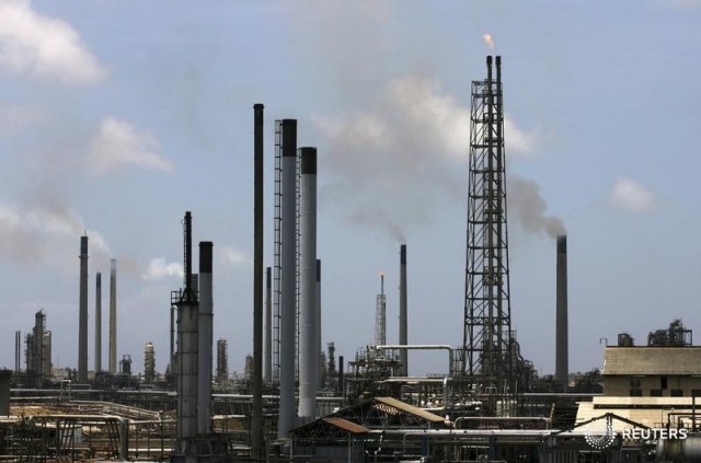 La refinería Isla es vista en Willemstad en la isla de Curazao en la foto tomada el 16 de junio de 2008. REUTERS/Jorge Silva/Foto de archivo