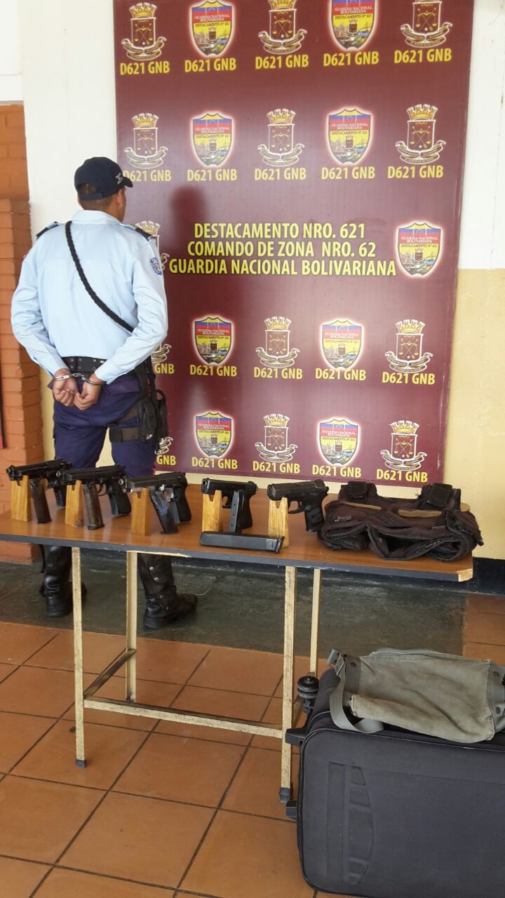 Detenido presunto oficial de Polibolívar con un lote de armas