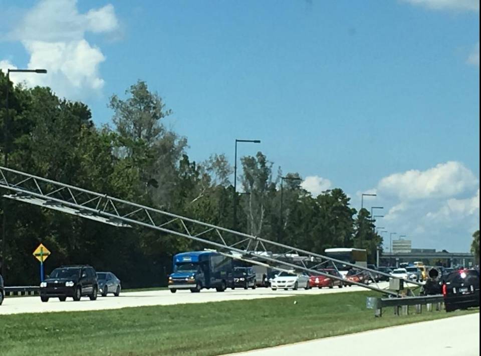 Un herido al caer señal de tránsito en autopista cerca de Disney (foto)
