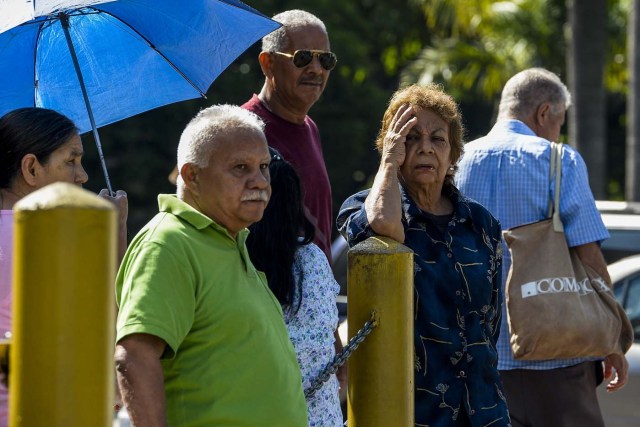 Venezolanos hacen largas colas para comprar productos básicos (Foto AFP)