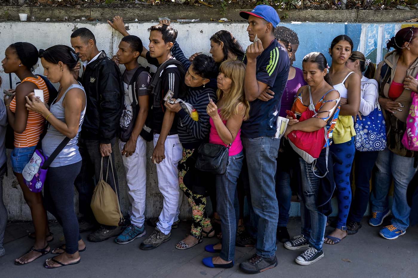 La más reciente crueldad en Venezuela: Estantes llenos de alimentos a precios inasequibles