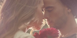 Gustavo Elís estrena el videoclip de su éxito “Mujer de mi vida”
