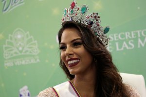 Miss Venezuela, cauta ante ataques de Trump contra su compatriota Machado