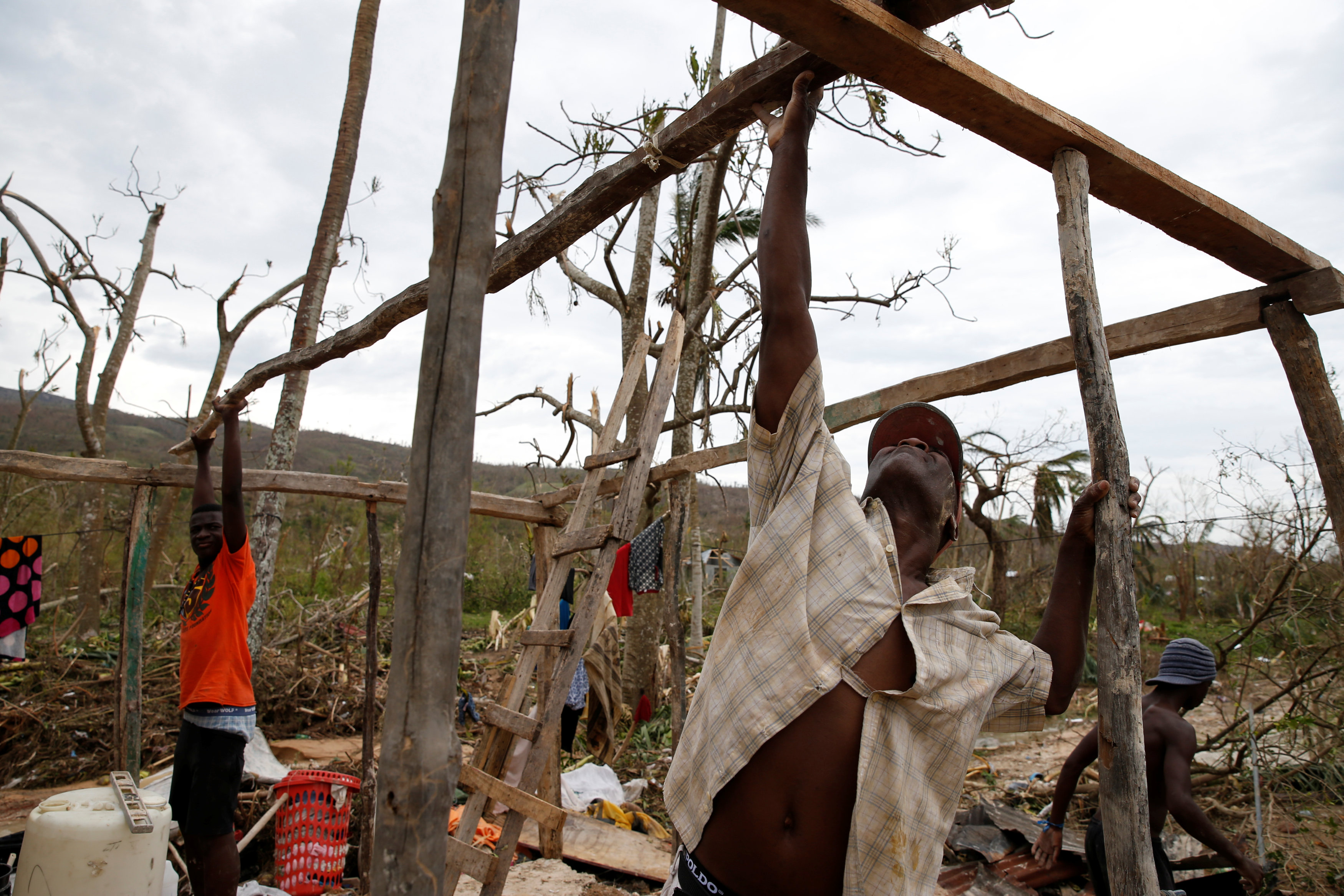 Se dispara a 265 el número de muertos en el Caribe por huracán Matthew; Se acerca a EEUU