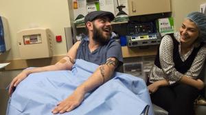 Exsoldado de Estados Unidos recibió un doble trasplante de brazos tras perderlos en Afganistán