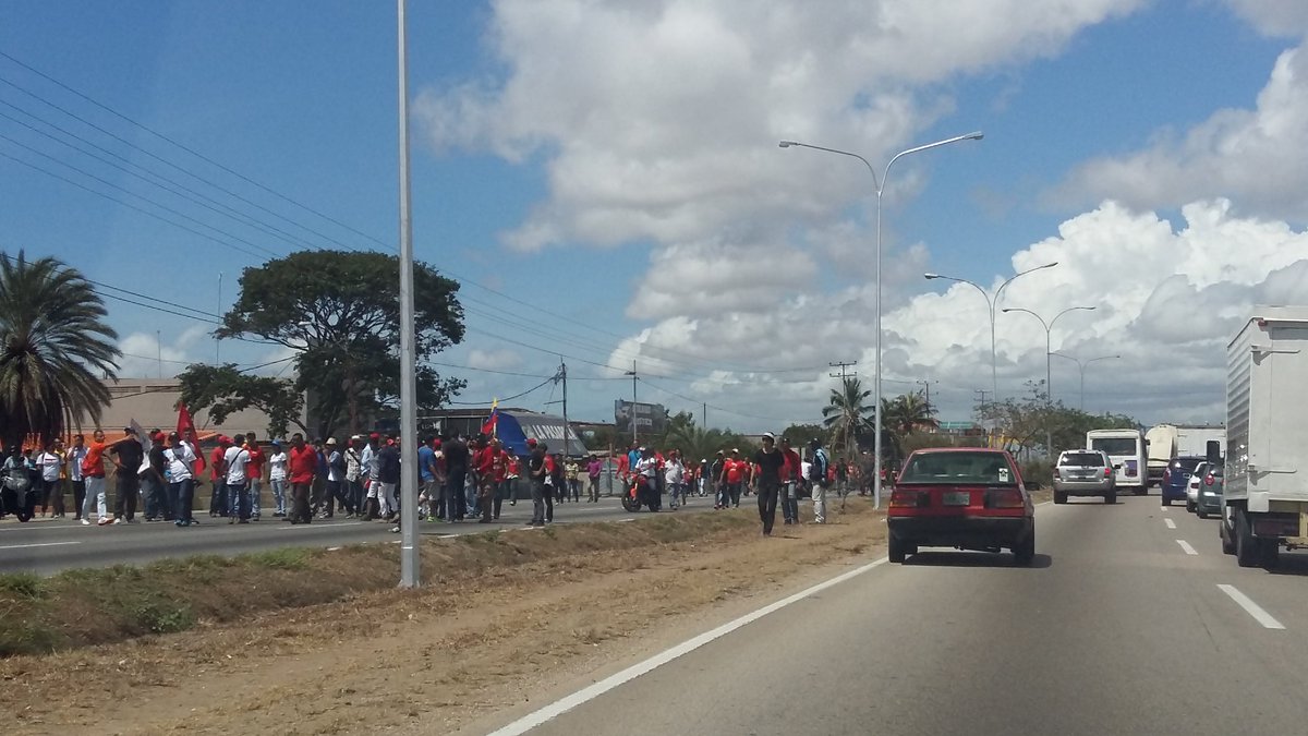 Chavistas lanzan piedras a concentración de la MUD en Villa Rosa