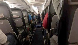 Muere una mujer en pleno vuelo y obligan a los pasajeros a viajar con el cadáver en el pasillo