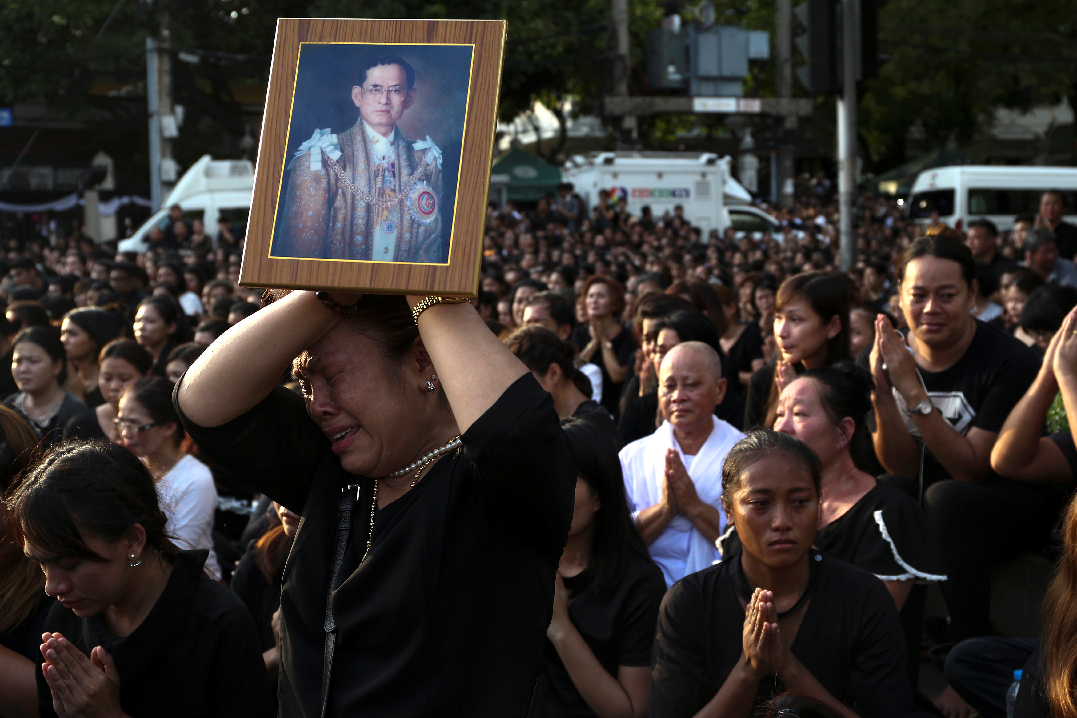 Tailandia se tiñe de negro para despedir a su soberano más longevo