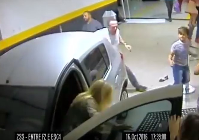 Mujer atropelló a un grupo de personas y luego intentó escapar (VIDEO)