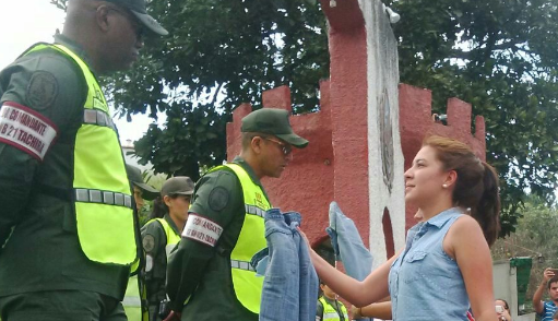 Las FOTOS: Gochas le ofrecen pantalones a los militares en la protesta “pantalonazo por la libertad”