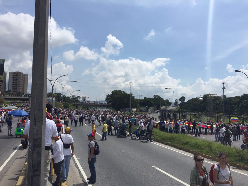 Cerrada la autopista Francisco Fajardo a la altura de La Carlota por la #TomaDeVenezuela (Fotos + video)