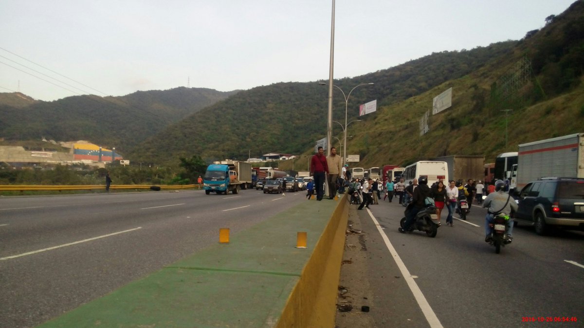 Guardia Nacional cerró paso en El Cercado y usuarios protestaron en la vía (Fotos y Video)