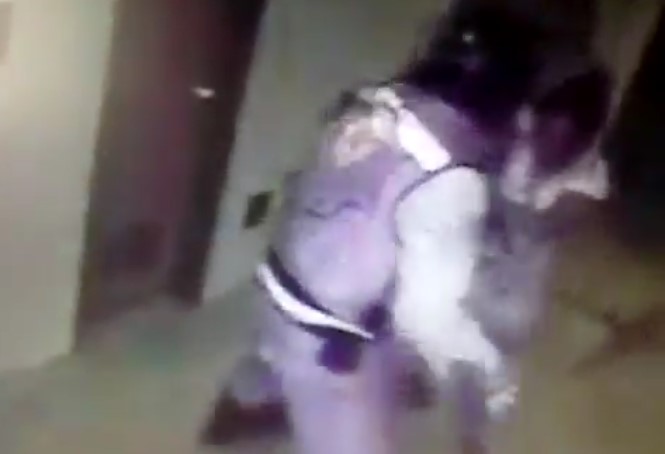 ¡DETESTABLE! Una jauría de la Policía de Aragua reventó a golpes a una mujer (VIDEO)