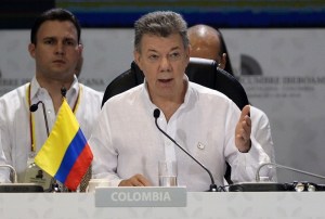 Santos dice a líderes iberoamericanos que Colombia se aferra a una paz amplia