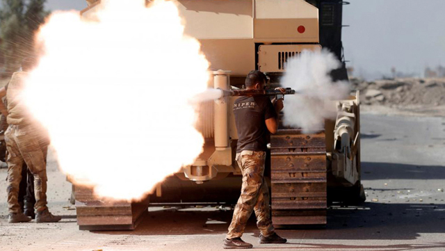 Un soldado de las Fuerzas Especiales iraquíes dispara un lanzacohetes antitanque durante enfrentamientos con el EI en Bartella.