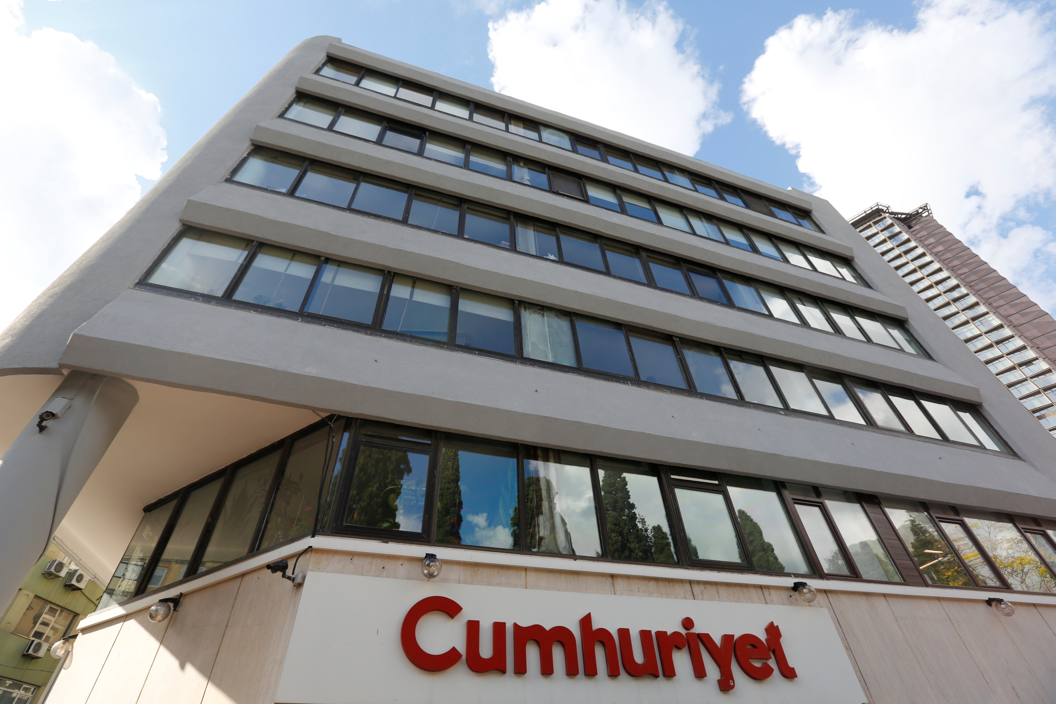 Detienen al director del diario turco de oposición Cumhuriyet