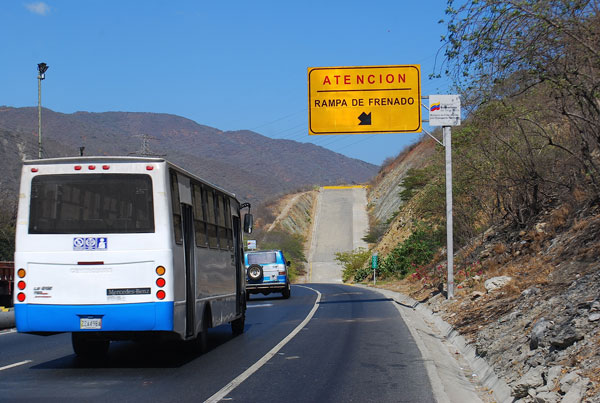 Conductores de la Caracas-La Guaira se hacen pasar por piratas para cobrar más caro