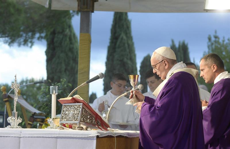 El papa bendice damnificados por terremoto y lamenta pérdida de patrimonio