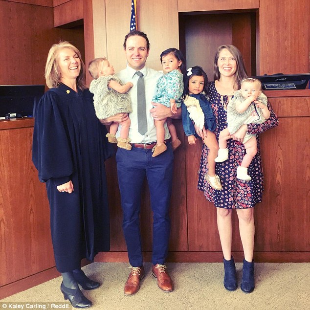 Jeremy y Kaley Carling con sus 4 hijos y la juez que decidió la adopción