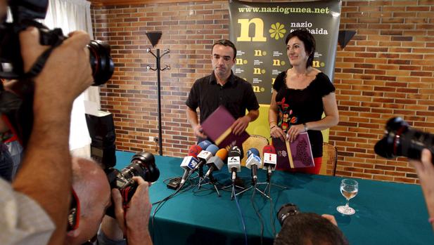 Foto de 2009, en que los entonces dirigentes del denominado Foro de Debate Nacional, Mikel Irastorza (izda) y Maite Albistegi (dcha) presentaban su nueva propuesta para agrupar al independentismo vasco - EFE