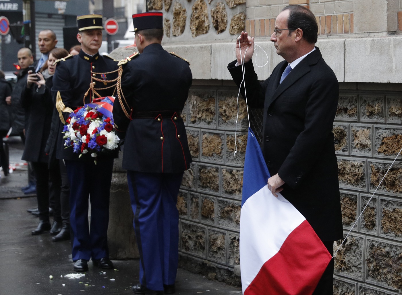 Presidente Hollande inicia en Francia conmemoraciones por atentados de París