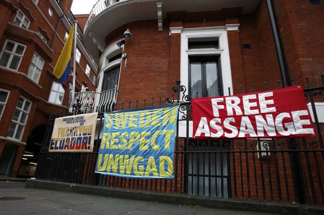 Posters and banners are attached to railings after prosecutor Ingrid Isgren from Sweden arrived at Ecuador's embassy to interview him in London, Britain, November 14, 2016. REUTERS/Peter Nicholls